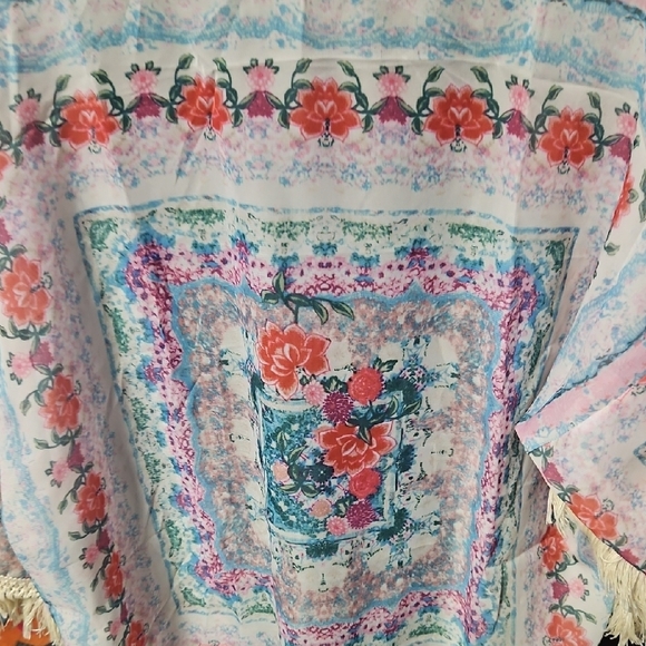 Chic Pink and Cream Floral Cape with Flowing Silhouette - Picture 4 of 6